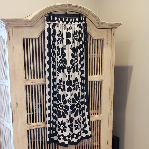 Rose and Olive Black and While Bold Flower Wide Leg Pant - Picture 6 of 11